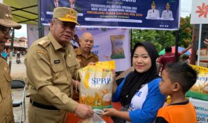 Pj Gubernur Kalbar Harisson membuka operasi pasar murah jelang Ramadhan di Pasar Seroja Kabupaten Sanggau