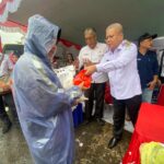 Diguyur Hujan, Harisson Buka Gerakan Pangan Murah di Pasar Raya Sintang 14