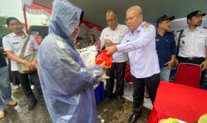 Diguyur Hujan, Harisson Buka Gerakan Pangan Murah di Pasar Raya Sintang 9