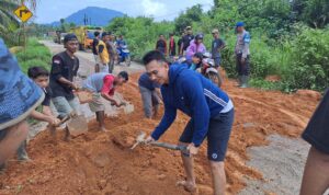 Sejumlah Elemen Warga di Kayong Utara Gotong Royong Perbaiki Jalan Provinsi yang Rusak Parah 7