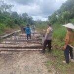 Bhabinkamtibmas Polsek Embaloh Hulu Bantu Warga Perbaiki Jalan Rusak di Desa Saujung Giling Manik 15