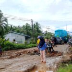 Pemkab Kayong Utara Gandeng Perusahaan Perbaiki Jalan Rusak 5
