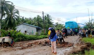 Pemkab Kayong Utara Gandeng Perusahaan Perbaiki Jalan Rusak 9
