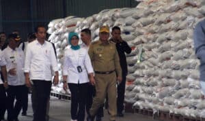 Pj Gubernur Harisson Dampingi Presiden Jokowi Serahkan Bantuan Pangan ke Masyarakat Singkawang 2