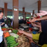 Jokowi Tinjau Harga Pangan di Pasar Sebukit Rama Mempawah 12