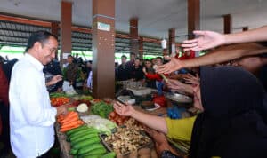 Jokowi Tinjau Harga Pangan di Pasar Sebukit Rama Mempawah 3