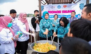 Ngabuburit di Tepian Sungai Kapuas, Windy Masak dan Santap Kuliner Khas bersama 100 Anak Kampung Caping 4