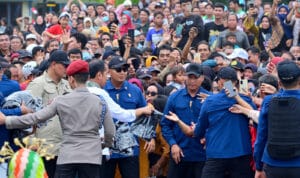 Warga Kabupaten Sekadau Sambut Antusias Sambut Kedatangan Jokowi 7