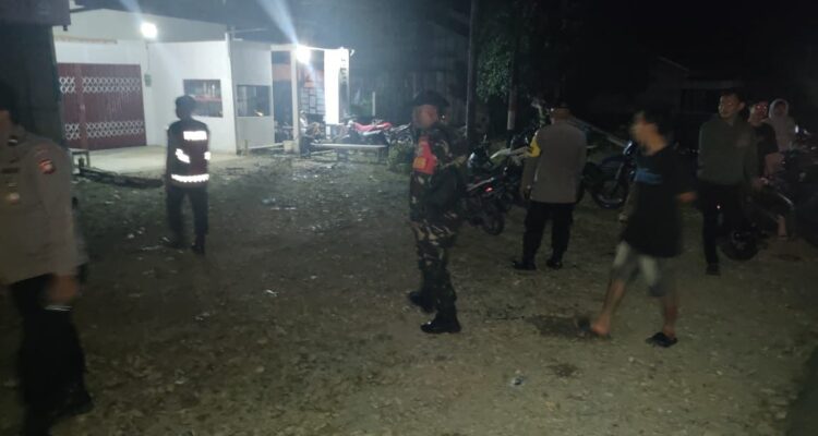 TNI-Polri bersama Lintas Sektoral Hulu Gurung Tertibkan Pesta Miras di Nanga Tepuai 1