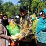 Kamaruzaman Pantau Langsung Operasi Pasar di Rasau Jaya 7
