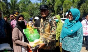 Kamaruzaman Pantau Langsung Operasi Pasar di Rasau Jaya 5
