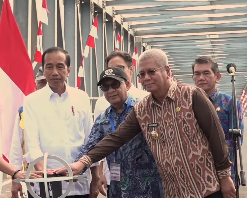 Pj Gubernur Kalbar Harisson saat mendampingi Presiden Jokowi meresmikan duplikasi Jembatan Kapuas 1 Pontianak / Tol Pontianak - Singkawang