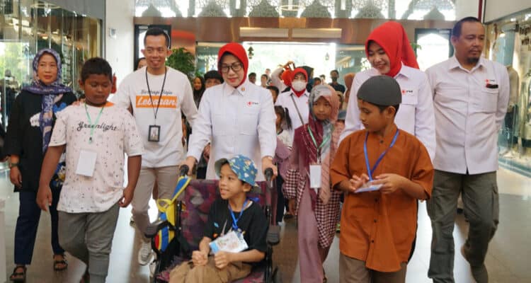 Ketua PMI Kalbar Lismaryani Sutarmidji bersama rombongan PMI dan Rumah Zakat memboyong 20 anak yatim piatu berbelanja baju lebaran di Ayani Megal Mall