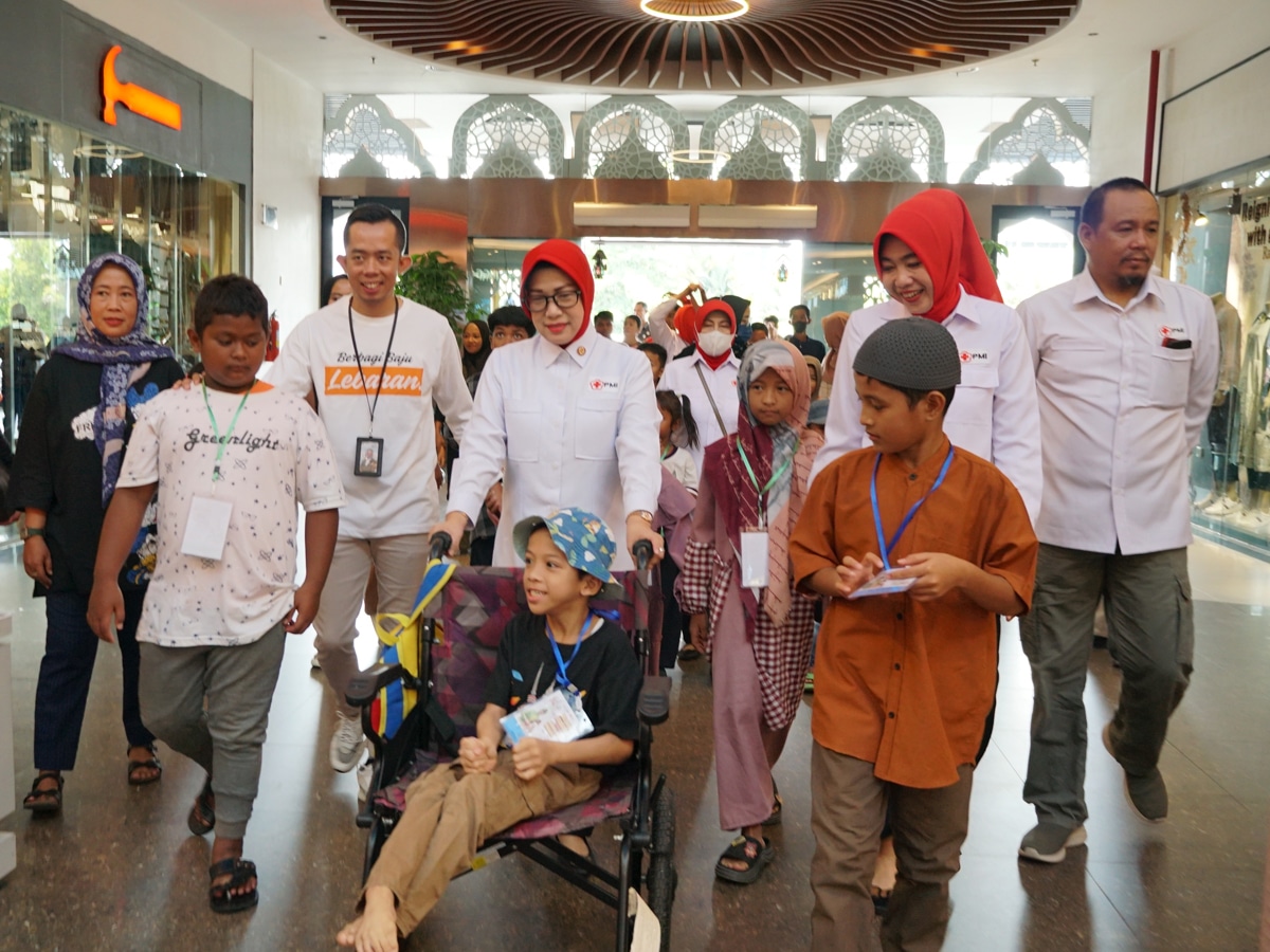 Ketua PMI Kalbar Lismaryani Sutarmidji bersama rombongan PMI dan Rumah Zakat memboyong 20 anak yatim piatu berbelanja baju lebaran di Ayani Megal Mall