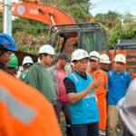 Abdul Salam Nganro, General Manager PLN UIP3B Kalimantan melaksanakan briefing sebelum memulai pekerjaan pemasangan tower ERS