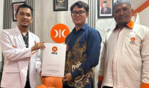 Akbar Rahmad Putra mengambil berkas pendaftaran sebagai Cawako Pontianak di Partai PKS Pontianak