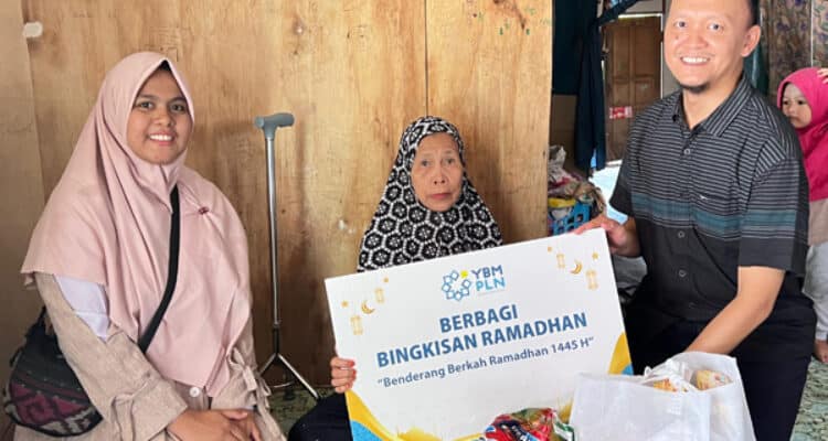 Dengan penuh rasa syukur, Ibu Aisyah, warga Barabai sebagai seorang penerima bantuan dalam Program Benderang Berkah Ramadan 1445 YBM PLN UIP3B Kalimantan