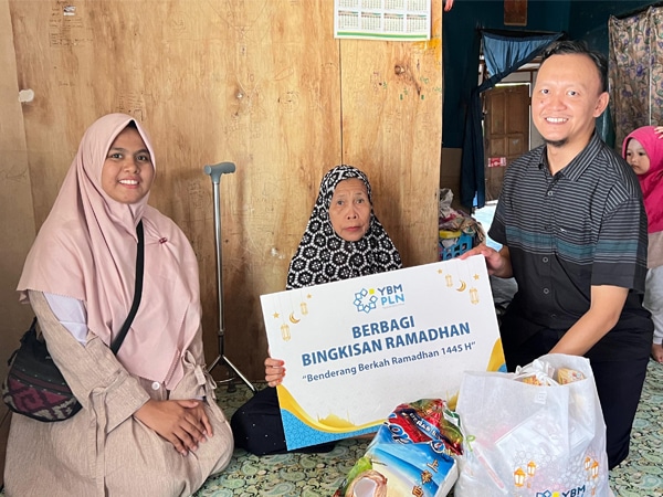 Dengan penuh rasa syukur, Ibu Aisyah, warga Barabai sebagai seorang penerima bantuan dalam Program Benderang Berkah Ramadan 1445 YBM PLN UIP3B Kalimantan