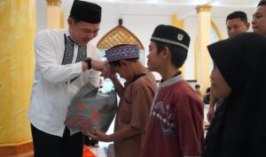 Bupati Kapuas Hulu Buka Puasa Bersama dengan Masyarakat di Masjid Raudhatul Jannah Semitau 7