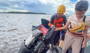 Tim SAR Berhasil Evakuasi 5 Penumpang Speedboat yang Terobang-ambing di Laut Kayong 8