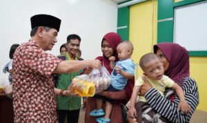 Cegah Stunting, Pemkot Serahkan Paket Makanan Tambahan ke 50 Baduta di Pontianak Selatan 7