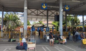 Kecewa dengan Layanan Bus Damri, Pemudik Terbengkalai Berjam-jam di Terminal Ambawang 4