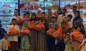 Pemuda Muhammadiyah Ketapang Ajak Anak Yatim dan Dhuafa Shopping Baju Lebaran 6