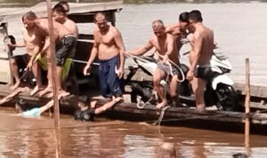 Kapal Klotok Bermuatan Orang dan Kendaraan Tenggelam di Sungai Kapuas Dusun Zakia Sungai Raya 4