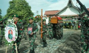 Kasdim Putussibau Pimpin Upacara Persemayaman Militer Pelda Beong di TMP Manalo Marajuang 4