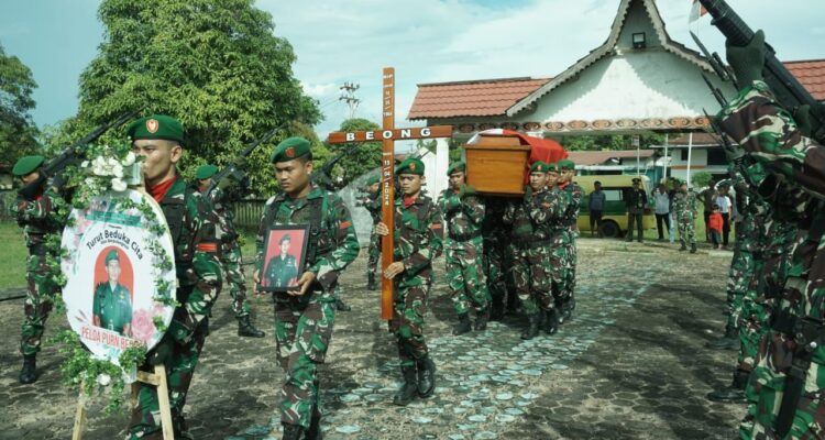 Kasdim Putussibau Pimpin Upacara Persemayaman Militer Pelda Beong di TMP Manalo Marajuang 1