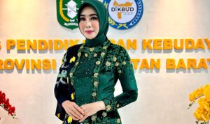 Cantik, Kepala Disdikbud Rita Hastarita Jadi Model Busana Wastra, Karya Guru dan Murid Kalbar 8