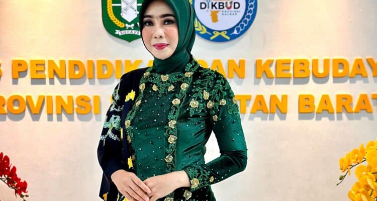 Cantik, Kepala Disdikbud Rita Hastarita Jadi Model Busana Wastra, Karya Guru dan Murid Kalbar 3