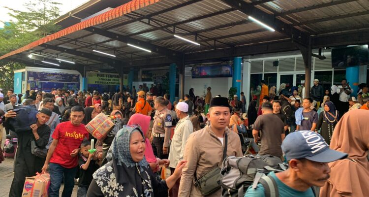 Kapal Tujuan Surabaya Batal Berangkat Buntut Insiden Kebakaran Kapal Bukit Raya 3