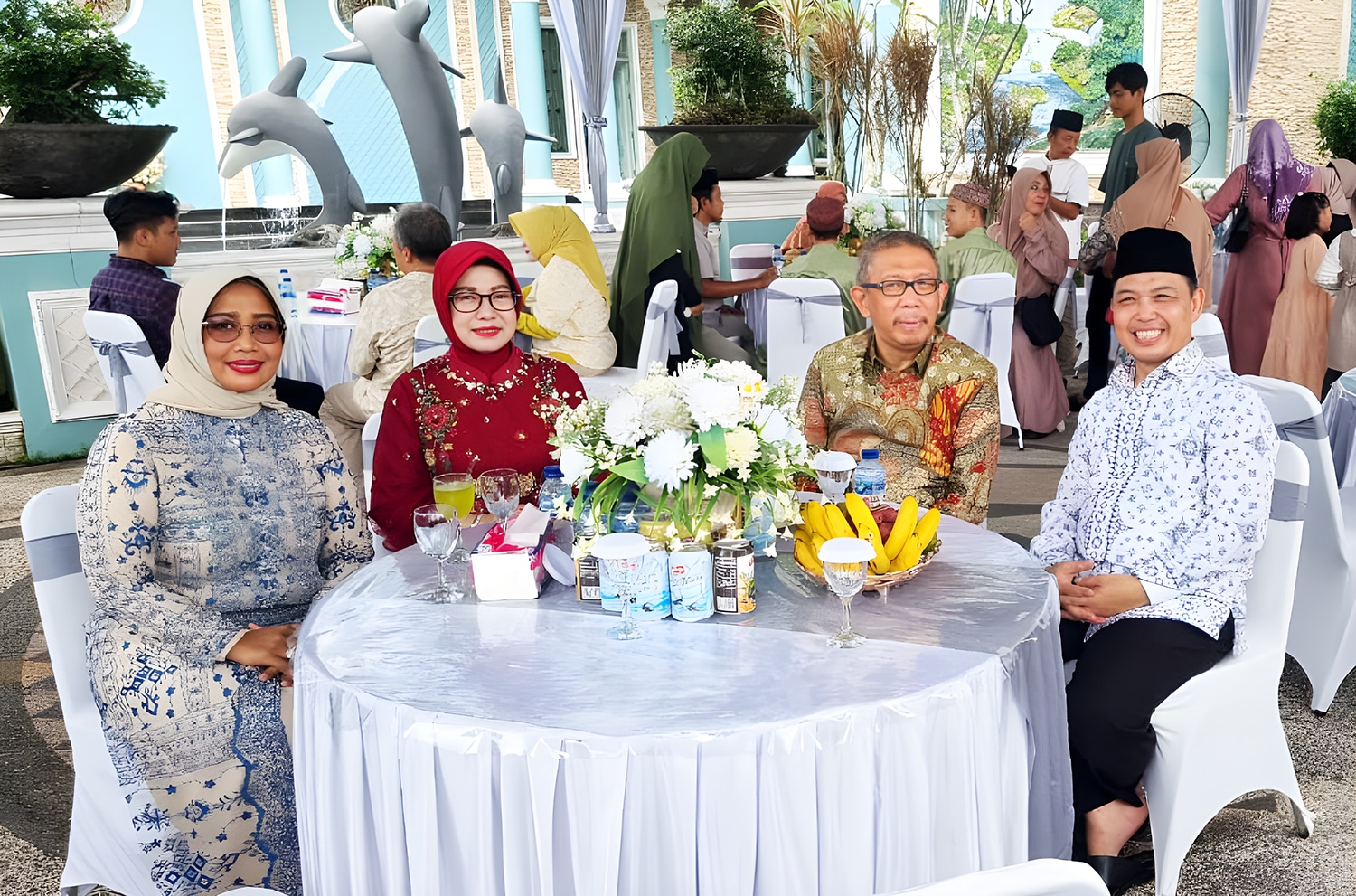 Mantan Gubernur Kalbar Sutarmidji bersama istri melakukan silaturahmi Idul Fitri ke kediaman mantan Wakil Gubernur Kalbar Ria Norsan dan istri