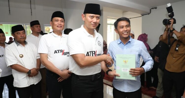 Menteri AHY Serahkan Sertipikat Wakaf di Sulawesi Selatan