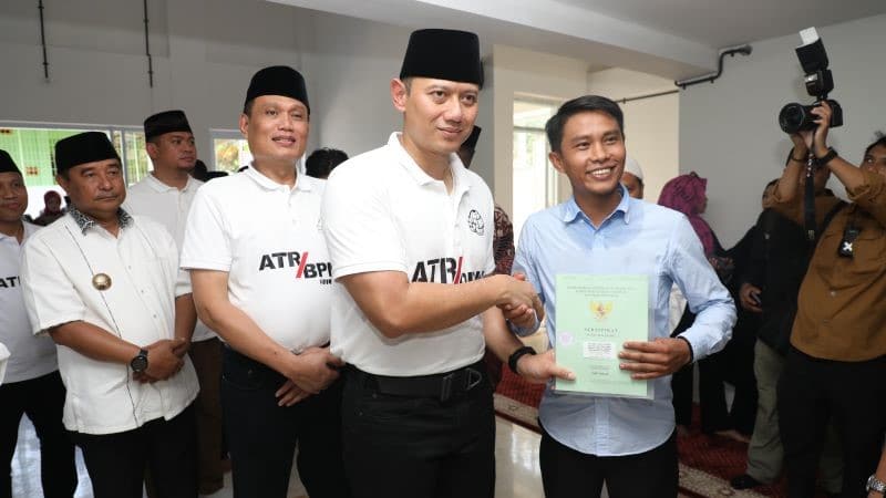 Menteri AHY Serahkan Sertipikat Wakaf di Sulawesi Selatan