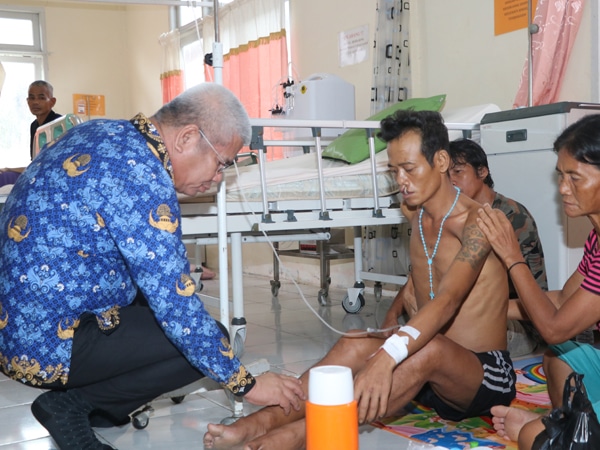 Pj Gubernur Kalbar Harisson menemui para pasien yang dirawat di Puskesmas Batang Tarang