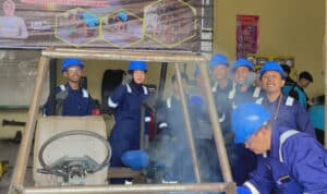 Kepala Dinas Pendidikan dan Kebudayaan Kalimantan Barat, Rita Hastarita saat memantau pelajar SMKN 1 Sintang merakit mobil listrik SCOLA