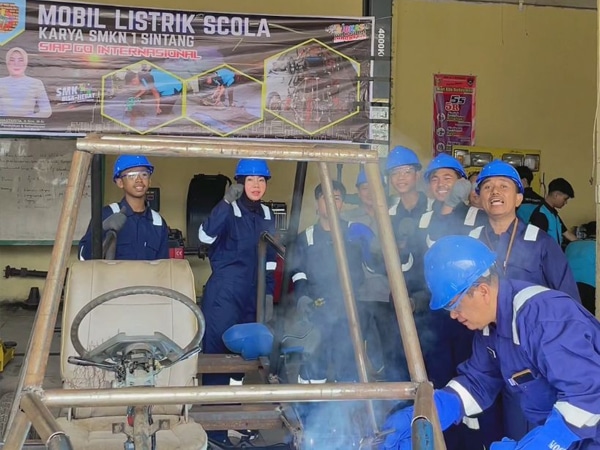 Kepala Dinas Pendidikan dan Kebudayaan Kalimantan Barat, Rita Hastarita saat memantau pelajar SMKN 1 Sintang merakit mobil listrik SCOLA