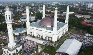Masjid Raya Mujahidin Kalimantan Barat. (Sumber foto: www.sitimustiani.com)