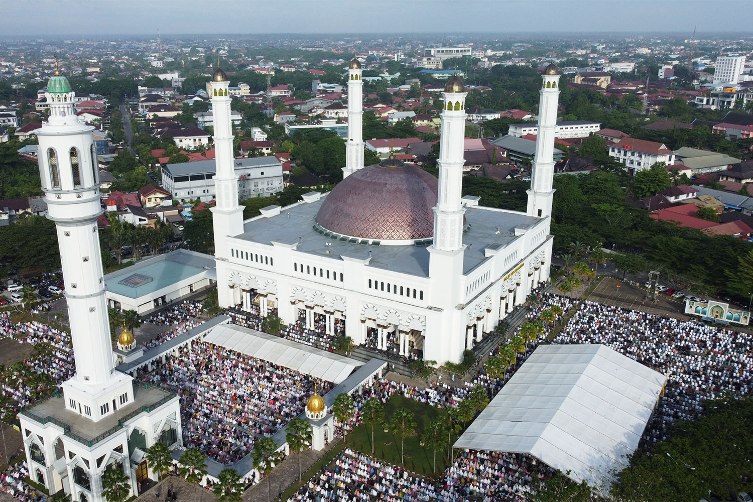Masjid Raya Mujahidin Kalimantan Barat. (Sumber foto: www.sitimustiani.com)