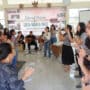 Pegawai PLN Group Kalselteng menebar sukacita melalui lantunan pujian bersama anak-anak Panti Asuhan Maria Ines