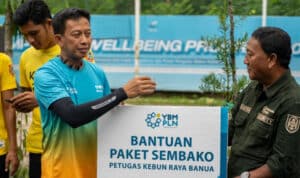 Abdul Salam Nganro, General Manager PLN UIP3B Kalimantan (kiri) mengapresiasi keikhlasan dan dedikasi para petugas kebersihan dalam rangka Hari Buruh Internasional 2024