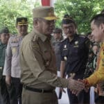 Pj Bupati Kayong Utara Romi Wijaya menyalami Pj Gubernur Kalbar Harisson di momen HUT ke-41 BPKP
